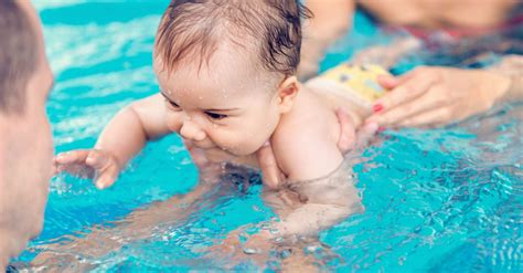 Babys ziehen sich bereits nach wenigen monaten vom liegen ins sitzen hoch. Babyschwimmen - ab wann und warum - Baby.at