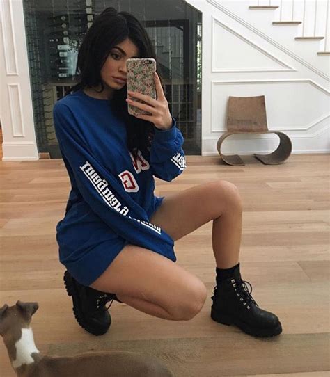 Kylie jenner loyalist gets kylie lip kit swatches tattooed on his forearm. Kylie-Jenner-Mirror-Selfie | Dando la nota