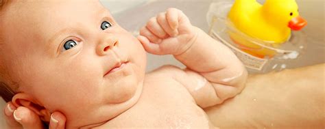 Learn how to give your newborn a bath for the first time, including when's the right time to start and how often to bathe her. How Often Should You Bathe a Newborn🛁