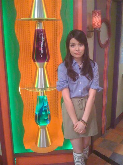 An eccentric billionaire asks the icarly gang to perform the first live web show from outer space. Directores | Gallery icarly