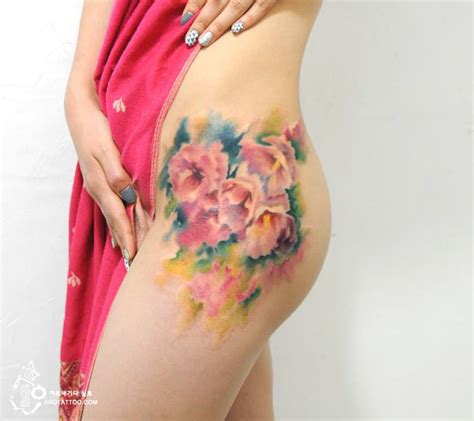 Watercolor tattoo helps to express watercolor tattoo is one of the best idea to get tattoo on your body. Flower Tattoos Mimic Watercolor Paintings On Skin | Bored ...