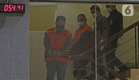 Kasus korupsi bansos, juliari batubara disebut mengelola 1,6 juta paket reporter: FOTO: KPK Tahan 3 Tersangka Korupsi Bansos COVID-19 ...