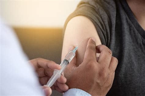 Además, aunque la vacuna contra la influenza no siempre proporcione una protección total, vale la pena dársela. ¿Cuáles son los efectos secundarios más comunes de las ...