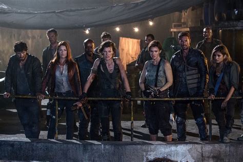 Nieustraszona alice próbuje opuścić opanowane przez zombie miasto. Resident Evil : The Final Chapter 2017 Movie