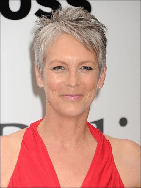 The side partition and bangs add so much grace to the look. Jamie Lee Curtis. | Jamie lee curtis hair, Jamie lee ...