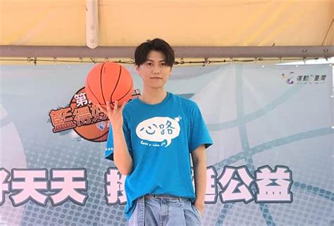 Many opinions!, want to get rid of prince high cold burden prince qiu shengyi has been debuting for 14 years as a mo fan bang bang tang, and the idol image is deeply rooted in the hearts of fans #princechiu #qiushengyi #邱勝翊. 王子大方認愛鄧麗欣 毛弟當泰國蜜遊電燈泡被閃瞎 - 中時電子報