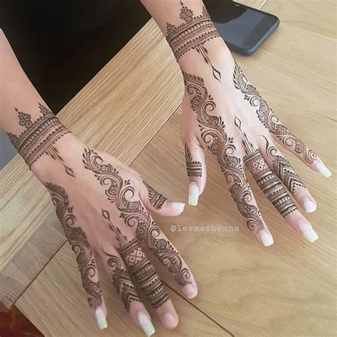 Schwarzer henna tattoo hands runder aufkleber. 50+ Atemberaubende Henna Tattoo Hand Design Wird Zum Trend ...