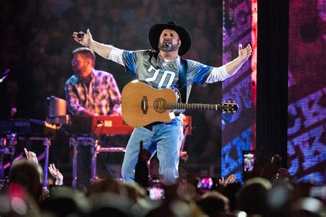 Garth brooks jun 19, 2020. Why Garth Brooks wore a Barry Sanders Detroit Lions jersey ...