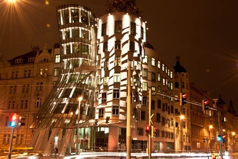 Das tanzende haus ist zweifellos das bekannteste gebäude, das nach der samtenen revolution von 1989 in prag entstanden ist. Prag bei Nacht | Nikanas Krempelkiste