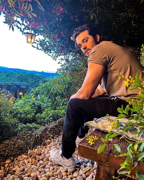 Follow luan santana through his official app smarturl.it/luansantana. Luan Santana impressiona fãs com jardim gigante em casa ...