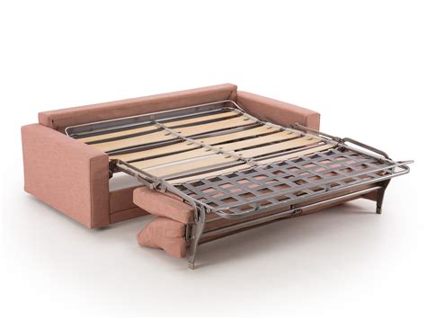 Scopri le reti letto realizzate in italia con doghe in legno di faggio reclinabili manualmente. Divano letto in tessuto rosso Noah Slim Outlet - HomePlaneur