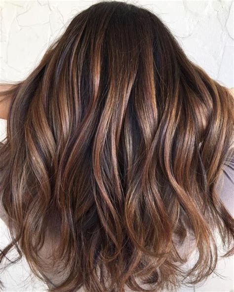 Perruque synthétique courte femme invisible prothèse capillaire brun foncé frisée. Coiffure Brune Meche Caramel