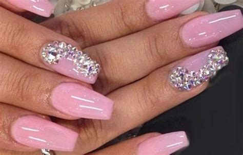 Apr 15, 2021 · si lo prefieres, también puedes utilizar el dorado solo en los detalles de las uñas. Uñas decoradas color rosa | Uñas decoradas color rosa ...