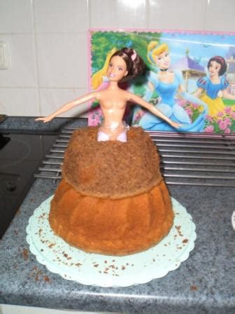 Die masse sollte nicht mehr klebrig sein und sehr gut knetbar sein. Anleitung Barbie-Torte Fotoalbum | Kochen & Rezepte bei ...