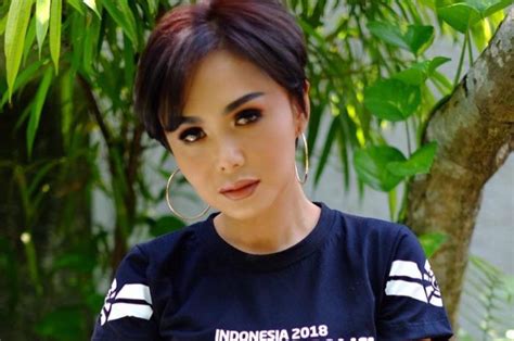 Yuni shara, vina panduwinata hingga fariz rm, all star legends gelar konser virtual. Intip 3 Penampilan Yuni Shara dengan Gaya Fashion Maskulin ...