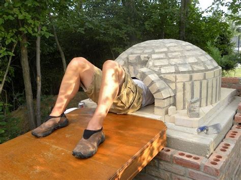 We have the perfect outdoor setup and knew a pizza oven would be something we would not only use often but love. Do It Yourself Outside Brick Pizza Oven (16 pics) | Печи для пиццы на открытом воздухе, Печи для ...