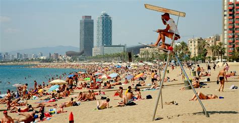 Denna strand frekventeras jämförelsevis till största delen av människor som inte kommer från barcelona. Kennst du schon den Sant Sebastià Strand in Barcelona?☀