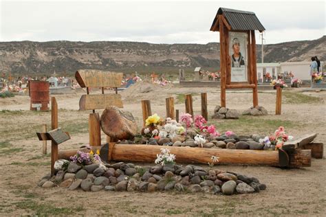 En la esquina de aimé painé (cantautora y poeta mapuche defensora de los derechos de los indígenas) y rosario vera peñaloza se encuentra la moderna iglesia nuestra señora de la esperanza inaugurada en 1996 y advocada a stella maris, patrona de la prefectura naval argentina. "El Reginense" GUILLERMO PIRRI ARGENTINO: ¿ Quién fue Aimé ...