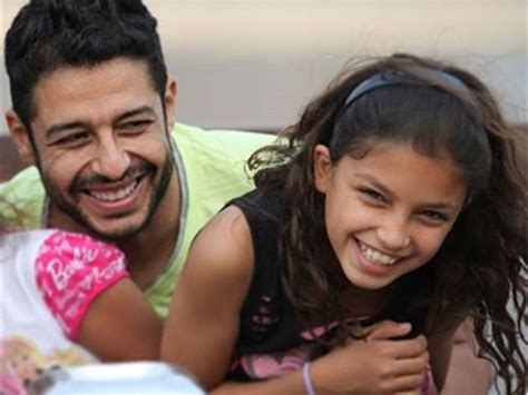 طيب فلمحة اخي يبتسم ابتسامه جانبيه فما كان مني إلا أن اصرف بصري عنه. محمد حماقي آخر شقاوة مع ابنة أخيه.. شاهد