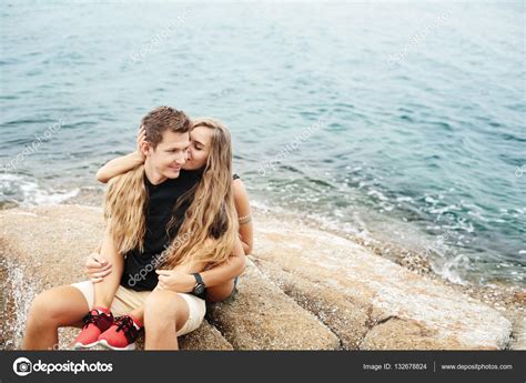 30 full pdfs related to this. Pareja feliz enamorada en la playa — Fotos de Stock ...