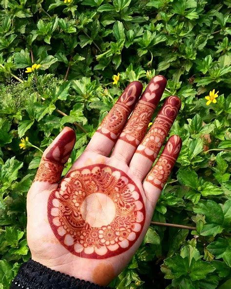 It is drawn leaving a lot of. Round mehndi for all | Henna tattoo designs, Latest henna ...