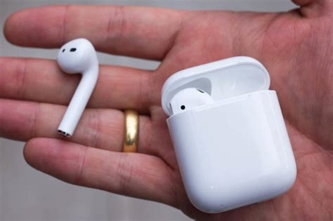 Normally, airpods will automatically switch between the mics depending on which has the best input. How Long Do AirPods Last? | HowChimp