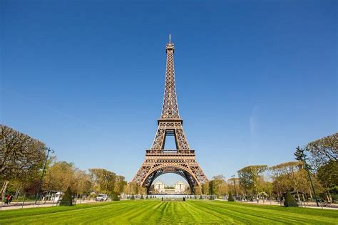 يمتد برج ايفل لإرتفاع 324 متراً, ويحتوي على ثلاث طبقات. تعرف عن قرب على برج ايفل Eiffel Tower - Travboat