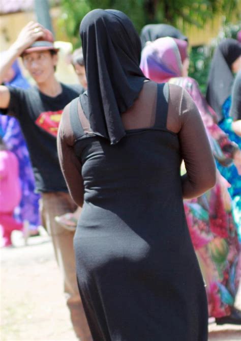 Baju kurung tersebut dipadukan dengan rok yang lebar dengan jilbab atau kerudung. panas!!Fesyen untuk majlis kenduri kahwin!! | permata DUNIA