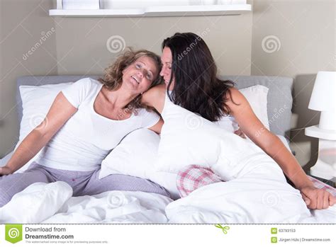 Es gab immer nur sie für mich. Zwei Attraktive Frauen, Die Im Bett Sich Umarmen Stockbild ...