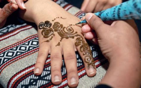 Side effects henna seems to be safe for most adults when used on the skin or hair. Harmful side effects….Salon uses petroleum material with ...