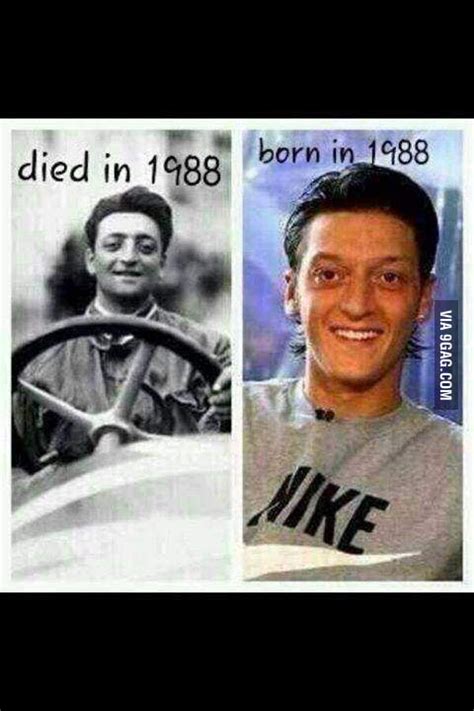 1988'de hayatını kaybeden ferrari otomobillerinin üreticisi enzo anselmo ferrari, türk asıllı alman futbolcu mesut özil'e olan benzerliğiyle dikkat çekiyor. Enzo Ferrari and Mesut Ozil. Mother of reincarnation... - 9GAG