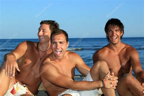 Aguamarina aunque usted no lo crea las bermudas también son ideales para una boda en la playa, especialmente para los hombres. drei junge Männer am Strand — Stockfoto © netfalls #8356727