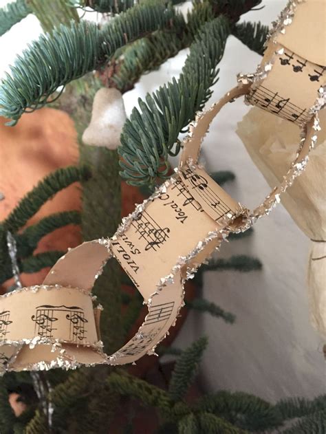 They will inspire you for your christmas tree. Brilliant Christmas Garland Decorating Ideas | Christmas ...