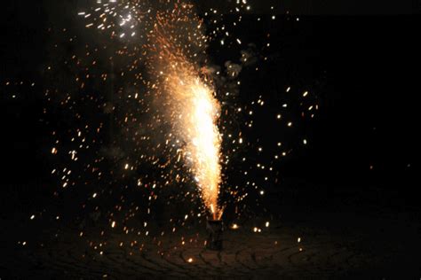 Independence day is a day when people in india pay homage to their leaders and those who fought for. Unterfrankes Welt: Kurzes animiertes gif - Vulkan Feuerwerk