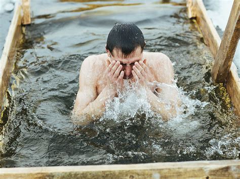 Когда купаться на крещение — 18 или 19 января — этот вопрос задают очень часто в дни обязательно ли купаться на крещение? Когда купаться в проруби на Крещение 18 или 19 января
