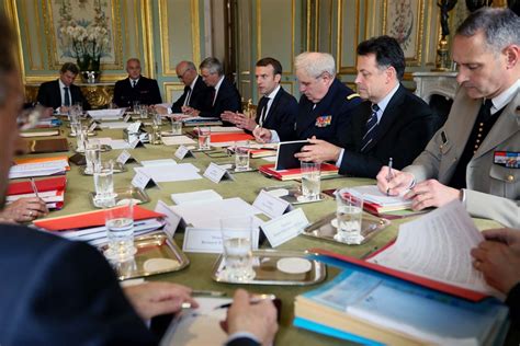 Le conseil de défense et de sécurité nationale (cdsn) français est un conseil des ministres restreint présidé par le président de la république française et ayant pour but de fixer les objectifs et de coordonner la politique française de sécurité et de défense. Conseil de défense | Élysée