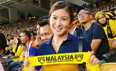 Lahir 18 november 1993), juga dikenali sebagai lizzy ialah seorang penyanyi, model dan pelakon malaysia berketurunan cina. Elizabeth Tan 'Lemah' Dengan Lelaki Handal Main Bola Sepak