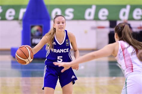 Alix duchet et magali mendy quittent le groupe, qui sera donc composé d'alexia chartereau, helena ciak, olivia epoupa, marine fauthoux, sandrine gruda, bria hartley, marine johannes, sarah michel. 18 joueuses appelées en Équipe de France U17 | FFBB