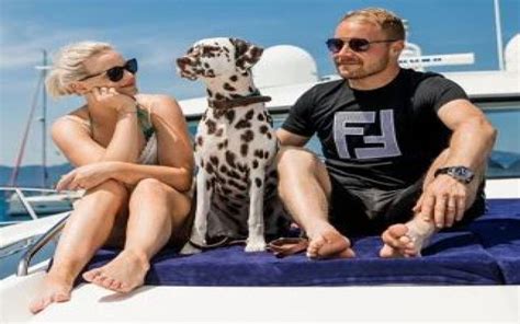 Fin pilotun eşi son yarışlarda padokta yer almıyordu ve ikili sosyal medya hesaplarından da birbirlerine dair paylaşımlar yapmıyordu. F1 star Valtteri Bottas announces divorce : The standard ...