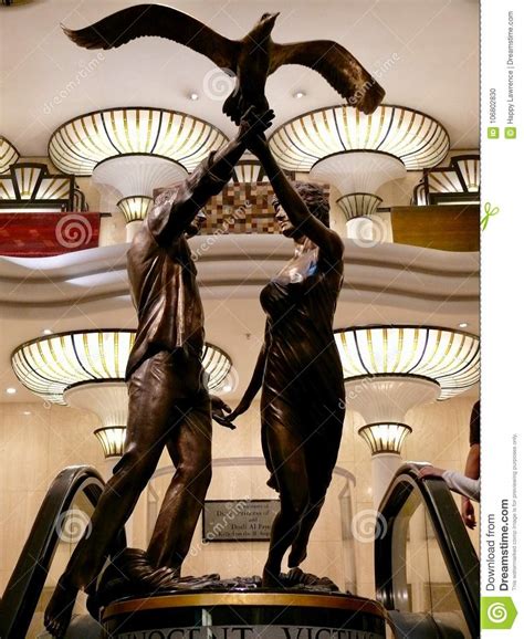 In 2005 he added the statue, designed by bill mitchell which shows the pair beneath the wings of an albatross. Principessa Diana Statue A Harrods Immagine Editoriale ...