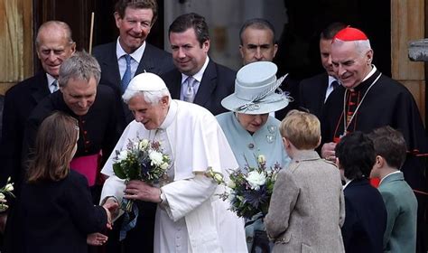 Per tutta la vita la regina e il duca di edimburgo non si sono mai baciati o toccati in pubblico, per salvaguardare la dignità del loro ruolo. Viaggio a Edimburgo