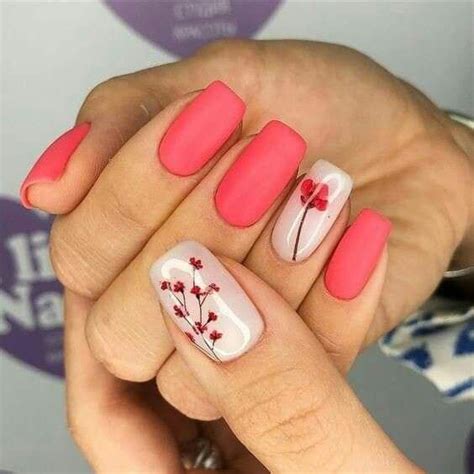 Hoy en día necesitamos entretenernos y algo que está de moda para conseguirlo son las manualidades. Cómo hacerte uñas con diseño de flores - El Cómo de las Cosas | Cute spring nails, Floral nail ...