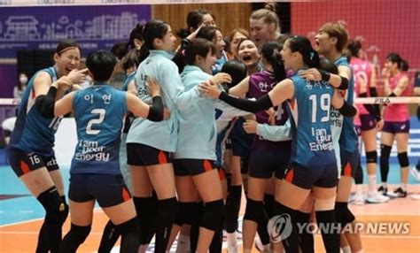 Jun 01, 2021 · (바르셀로나 로이터=연합뉴스) 지난달 31일(현지시간) 스페인 바르셀로나의 축구 클럽 fc바르셀로나의 홈구장 캄노우에서 아르헨티나 국가대표 공격수 세르히오 아궤로(33)가 유니폼을 입은 채 포즈를 취하고 있다. 여자배구 유니폼 논란 / ì—¬ìž ë°°êµ¬ ìŠ¹ë¦¬ ë'¤ ëª»ë ...