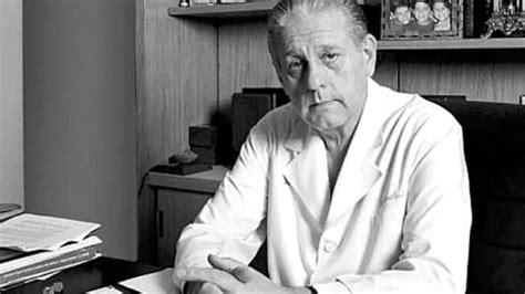 René gerónimo favaloro fue un educador y cardiocirujano argentino, reconocido mundialmente por ser quien desarrolló el bypass coronario con empleo de vena safena. Histórico: 70 años después, publicaron la tesis del doctor ...