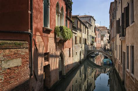 Die ereignisse widerstand in venedig war auf grund der örtlichen lage sehr schwierig, der. Venedig - Stille Kanäle - Foto & Bild | fenster, marodes ...