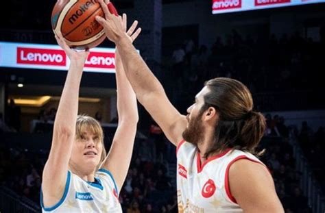 İleri düzeyde i̇talyanca ve i̇ngilizce bilmektedir. Sarp Levendoğlu, Can Yaman ve Alina Boz basketbol ...