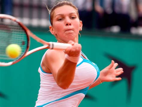 Years of intensive training and dedication have shaped her into one of the greatest tennis players in the world and, with her recent historic victory in the . Simona Halep zmniejszyła sobie BIUST, żeby lepiej grać ...