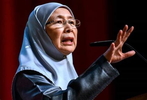 Rahman, afandi (2014) perkawinan dibawah umur di desa sidomulyo kecamatan kebonagung pacitan ditinjau dari penegakan hukum perkawinan indonesia. Perkahwinan bawah umur bukan penyelesaian kepada masalah ...