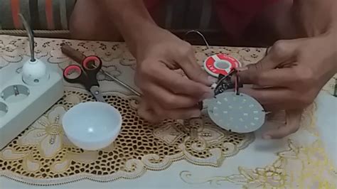 Baik untuk cara memperbaiki lampu led philip atau merk lain kurang lebih caranya sama. Cara memperbaiki lampu LED emergency yang mati - YouTube