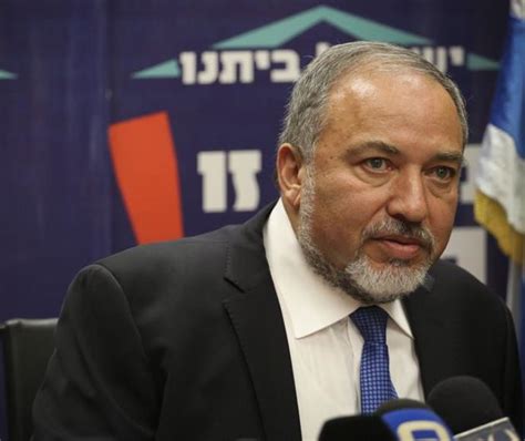 הוא מצהיר שניסיון ההשתלטות המשותף על הוועדה למינוי שופטים היה. ליברמן: "הממונים על אכיפת החוק במדינה נותנים לגיטימציה ...